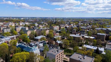 Güneşli bir bahar günü Letonya 'daki Riga Panorama' nın çarpıcı hava aracı görüntüsü evlerin çatılarını, canlı şehir merkezini ve şehir cazibesini tanımlayan tarihi binaları gösteriyor.