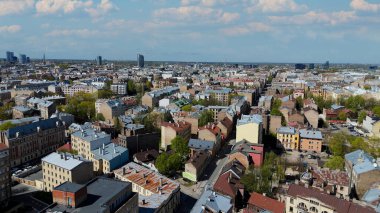 Güneşli bir bahar günü Letonya 'daki Riga Panorama' nın çarpıcı hava aracı görüntüsü evlerin çatılarını, canlı şehir merkezini ve şehir cazibesini tanımlayan tarihi binaları gösteriyor.
