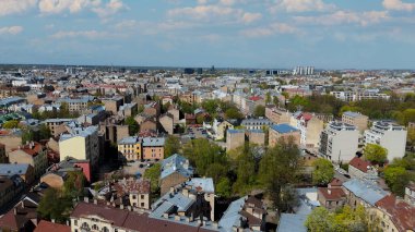 Güneşli bir bahar günü Letonya 'daki Riga Panorama' nın çarpıcı hava aracı görüntüsü evlerin çatılarını, canlı şehir merkezini ve şehir cazibesini tanımlayan tarihi binaları gösteriyor.