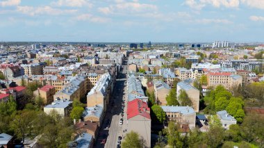 Güneşli bir bahar günü Letonya 'daki Riga Panorama' nın çarpıcı hava aracı görüntüsü evlerin çatılarını, canlı şehir merkezini ve şehir cazibesini tanımlayan tarihi binaları gösteriyor.