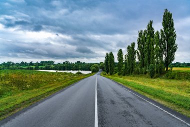 Bulutlu yağmurlu bir günde boş düz yol.