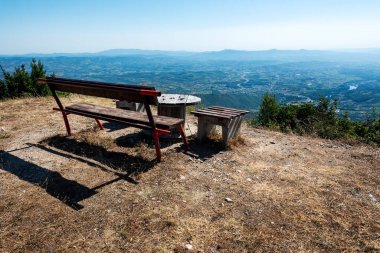 Batı Sırbistan 'ın manzaraları, Ovcar Dağı' nın tepesinden bank ve dinlenme yeri manzarası