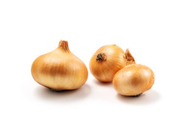 Beyaz arka planda taze soğan izole edildi. Kırpma Yolu İçerildi