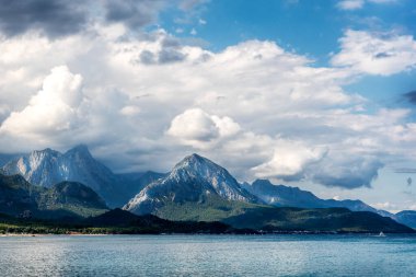 Türkiye 'nin Kemer kenti yakınlarındaki Akdeniz üzerinde dağlar ve arka planda dağlar