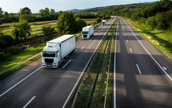 Lastwagenkonvoi Mit Containern Auf Der Autobahn Frachtverkehrskonzept Frühling Güterverkehr — Stockfoto