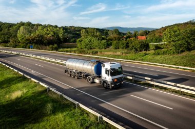 Tanker ya da Tank Kamyonu mavi gündoğumu gökyüzünün altında bir otoyolda