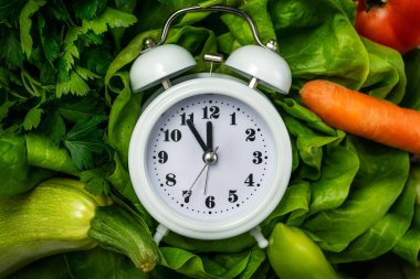 Diyet zamanı. Yemek saati. Tahta masada sebzeli sağlıklı gıda konsepti