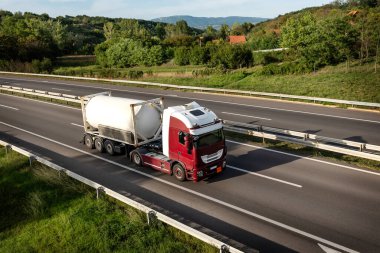 Tanker ya da Tank Kamyonu mavi gündoğumu gökyüzünün altında bir otoyolda