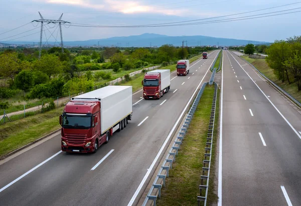 Grote Rode Vrachtwagens Met Containers Snelweg Vrachtvervoer Concept Lente Vrachtvervoer — Stockfoto