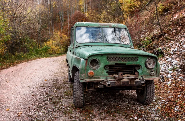 Kırsal Bir Yolda Eski Bir Arazi Arabası Yüksek Rakımlı Bir — Stok fotoğraf
