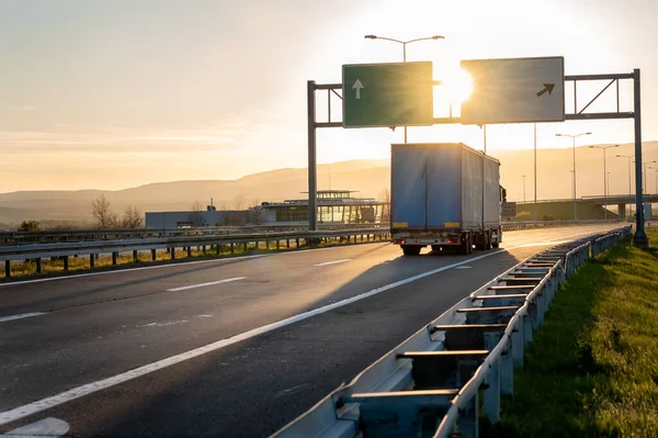 日没の街並み 高速配送 貨物物流 貨物輸送の概念と道路上で実行される配達トラックの後方角度ビュー — ストック写真