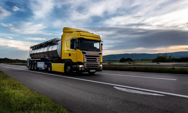 Benzintanker Ölanhänger Tankwagen Auf Der Autobahn Aus Nächster Nähe Auf — Stockfoto