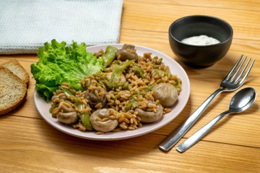 Risonili makarna - Mantarlı mercimek ve nohut, kızarmış kabak (kızarmış kabak) ve salata