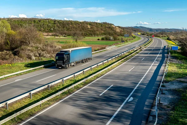 Autostrada Scena Trasporto Con Camion Trasporto Blu Una Strada Rurale — Foto Stock