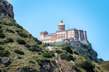 Tindari 'nin Kara Madonna' sının mabedi. Tindari Sığınağı, Sicilya, İtalya