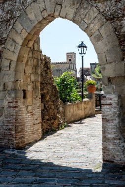 Savoca köyündeki San Nicolo Kilisesi manzarası, 