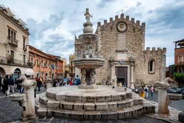 Taormina, Sicilya, İtalya, 16 Mayıs 2023. Taormina, Sicilya, İtalya, Akdeniz, Avrupa 'daki Piazza del Duomo Çeşmesi.