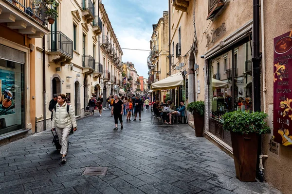 Taormina, Sicilya, İtalya, 16 Mayıs 2023. - Taormina, Sicilya, İtalya, Akdeniz, Avrupa 'da işlek caddelerdeki kafe ve restoranların manzarası