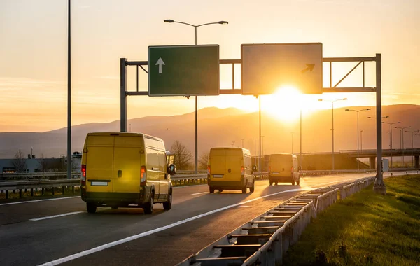 Τρία Κίτρινα Φορτηγάκια Στο Δρόμο Που Πηγαίνουν Δυτικά Ηλιοβασίλεμα Στο — Φωτογραφία Αρχείου