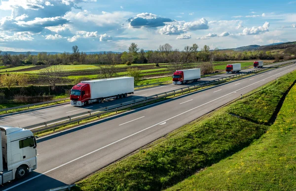 Αυτοκινητόδρομος Μεταφορά Σκηνή Convoy Κόκκινο Και Άσπρο Φορτηγά Μεταφοράς Στη — Φωτογραφία Αρχείου