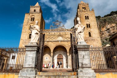 Cefalu, İtalya - 17 Mayıs 2023: Sicilya Adası 'ndaki Cefalu kasabasının tarihi bölümünde katedralin önündeki meydan