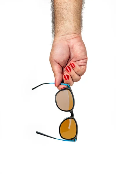 Mannelijke Hand Met Rood Geschilderde Nagels Met Conceptuele Zonnebril Geïsoleerd — Stockfoto