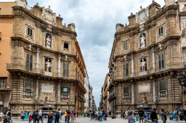 Palermo, İtalya - 18 Mayıs 2023: Quattro Canti, Piazza Vigliena, Palermo 'da bir Barok meydanı.