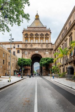 Palermo, İtalya - 18 Mayıs 2023: Palermo 'daki Porta Nuova, İtalya' nın Sicilya kentindeki Palermo kentinin eski bir ortaçağ kapısı.