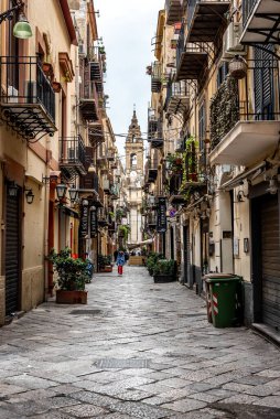 Palermo, İtalya - 18 Mayıs 2023: Palermo, Sicilya, İtalya 'daki şehir merkezinde dükkanları ve restoranları olan Dar Sokak