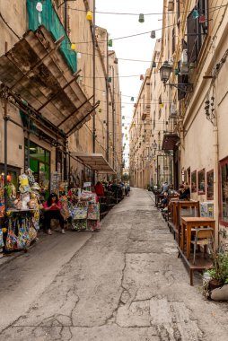 Palermo, İtalya - 18 Mayıs 2023: Palermo, Sicilya, İtalya 'daki şehir merkezinde dükkanları ve restoranları olan Dar Sokak