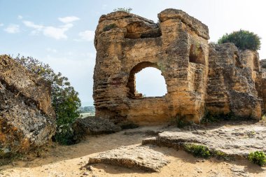 Valle dei Templi 'deki ya da Tapınaklar Vadisi, Agrigento, Sicilya, İtalya' daki mezarların kalıntıları.