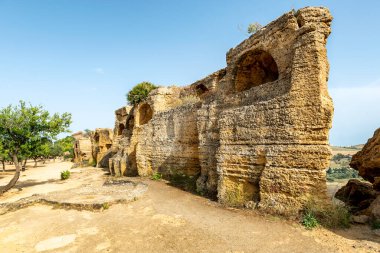 Valle dei Templi 'deki ya da Tapınaklar Vadisi, Agrigento, Sicilya, İtalya' daki mezarların kalıntıları.