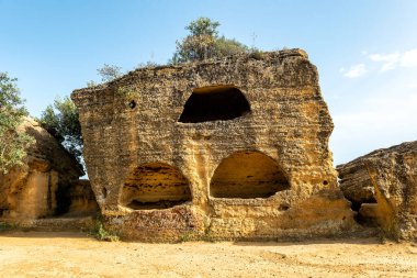 Valle dei Templi 'deki ya da Tapınaklar Vadisi, Agrigento, Sicilya, İtalya' daki mezarların kalıntıları.