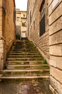 Modica, Sicilya, İtalya 'da merdivenleri olan renkli tipik bir cadde.