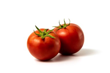 Domates beyaz arka planda izole edilmiş. Taze kırmızı domates. Kırpma yolu ile. Tam alan derinliği.