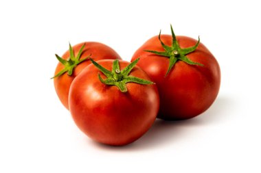 Domates izole edilmiş. Domates beyazı arka plan. Üç domates seti. kırpma yolu ile.