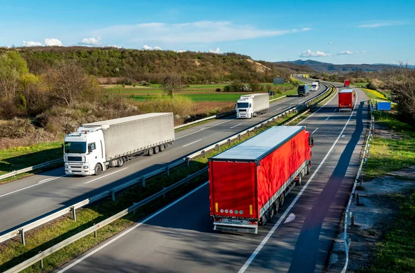 Schwere Highway Transport Szene Mit Konvois Oder Flotten Von Transport lizenzfreie Stockfotos