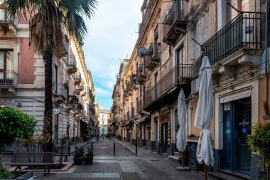 Catania, Sicilya, İtalya - 22 Mayıs 2023: Sicilya, İtalya 'da tipik bir cadde görüntüsü