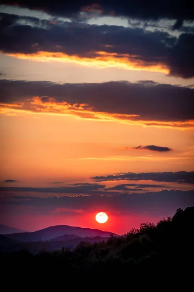 Sonnenuntergang Mit Bergblick Und Dramatischem Himmel Und Wolken — Stockfoto