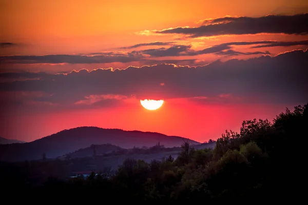 Закат Видом Горы Впечатляющим Небом Облаками — стоковое фото