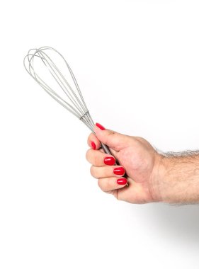 Kırmızıya boyanmış tırnaklı, çırpılmış çırpı tutan erkek eli, beyaz arka planda izole. Farklılık ve LGBT kavramı