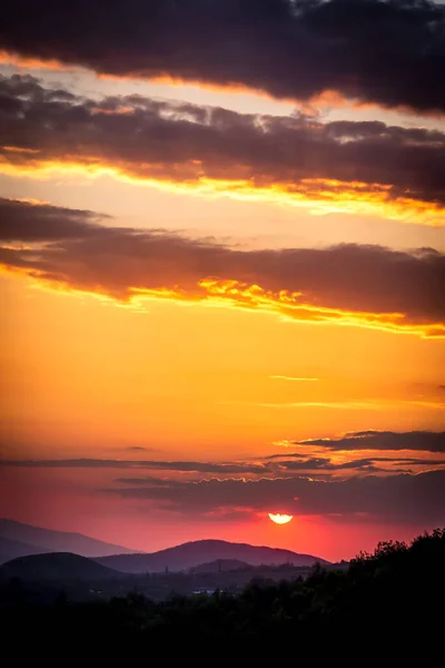 Закат Видом Горы Впечатляющим Небом Облаками — стоковое фото