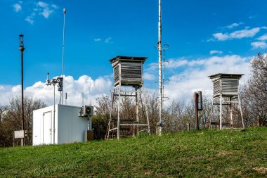 Güneşli bir yaz gününde tepedeki meteoroloji istasyonu.