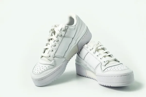 Zapatillas Tenis Blancas Aisladas Sobre Fondo Blanco — Foto de Stock