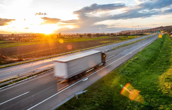 高速道路トラフィック 高速道路を運転する高速トラックは 農村の風景を介して 高速ブレイクドライブフリーウェイ モーターウェイの貨物シーン ストックフォト