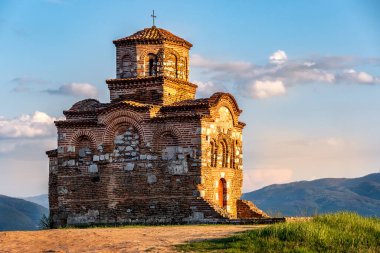 Eski Latin kilisesi veya Gornji Matejevac 'taki Rusalia Kutsal Üçlemesi Kilisesi, Sırbistan' ın Nis kentinin üzerindeki Metoh tepesinde