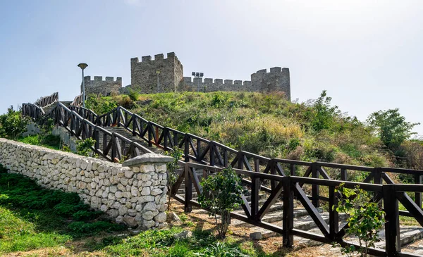 Sırbistan 'da Tuna Nehri kıyısındaki Ortaçağ Ram kalesi güneşli bir günde