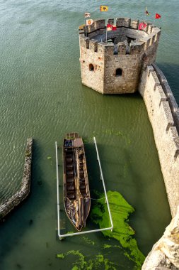 Ortaçağ Golubac kalesi, Tuna Nehri 'ndeki ileri karakol kulesi ve ortaçağ teknesinin kopyası. Sırbistan 'ın ünlü turizm merkezi.