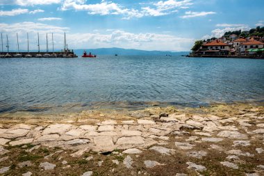 Makedonya 'nın Ohri Gölü ve eski kenti Ohri' nin güzel manzarası