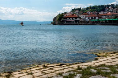 Makedonya 'nın Ohri Gölü ve eski kenti Ohri' nin güzel manzarası